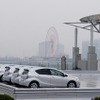 試乗用の車両が雨に濡れる。