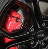 新型ルーテシアRS・シャシーカップの18インチホイールとブレーキキャリパー。キャリパーは対向ピストンではなく片持ちだがレーシングユースに耐える高容量タイプ。
