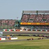 鈴鹿F1決勝のオープニングラップ。レッドブルの2台をかわしてロータスのグロージャンが先頭で2コーナーを立ち上がる