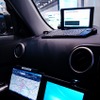 K320の機器コントロールは助手席から行う。コンピューターの筐体は荷室に。