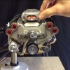 英国の男性が製作した手のひらサイズのV型8気筒エンジン