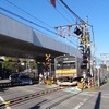 地上に敷設されている南武線の仮上り線。12月23日から奥に見える高架橋に移る。