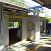 相鉄いずみ野線弥生台駅で10月27日から実証試験が始まった昇降バー式ホーム柵。写真は開いた状態