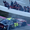 クルー達と勝利を喜ぶジェフ・ゴードン