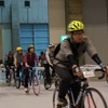 試乗コースで最新モデルの自転車に試乗する来場者