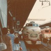上野駅で発車を待つ、国鉄時代の特急『ひたち』（左、1982年頃）。当時は485系で運用されていた。