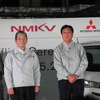 日産自動車との共同開発軽自動車のオフライン式で挨拶する三菱自動車の益子修社長（右）。左にいるのは日産自動車の志賀俊之COO