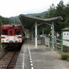 岩泉線の終点・岩泉駅で発車を待つ普通列車（2006年9月）。2010年7月から土砂災害による運休が続いているが、このほど正式に廃止が決まった。