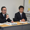 擬記者会見で記者からの質疑に応答する説明者 左：倉内隆専務執行役員、右：加藤雅徳海上安全部長