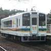 肥薩おれんじ鉄道は旧・鹿児島本線の経営を引き継いだ第三セクター鉄道。貨物列車は電気機関車がけん引しているが、写真の普通列車は気動車で運転されている。