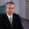 日本航空のオペレーションコントロールセンターで、ミッションディレクターとセンター長を兼務する桑野洋一郎さん。