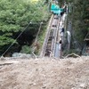 3号トンネル坑口の上部から見た六甲ケーブルの線路（2013年11月6日撮影）。線路内の土砂を除去してケーブルカーを仮復旧し、資材の搬入を行った。
