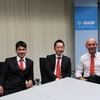 左から、菅原健二さん、BASFジャパンの清水健一さん、ロニー・レイメーカース氏