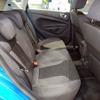 リアシートは標準的な広さ。乗車時はヘッドレストを引き出して使う