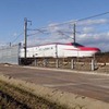 奥羽本線神宮寺～峰吉川間で工事が進む防雪柵。線路内の吹きだまりを防ぐ。