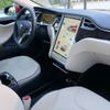 巨大なインフォメーションディスプレイが特徴的なテスラ モデルS