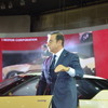 日産の カルロス・ゴーンがIDxに乗って登場