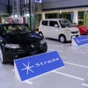 パナソニックセンター東京のロビーに展示されたカーナビのデモカー3台