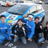 ヴィッツレースグランドファイナル戦で優勝したデパマン石渡選手（左から２番目）とチームのメンバー