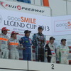 往年の名手が多数参戦した、併催のレジェンドカップの表彰式。片山右京（中央左）、鈴木亜久里（左端）ら元F1ドライバーの姿も。