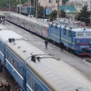 電気機関車を連結したカザフスタンの「タルゴ」客車（奥）。旧ソ連の大柄な従来型車両に比べ車高が低い。