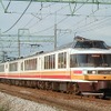 JR東日本の「パノラマエクスプレスアルプス」として運用されていた頃の富士急2000形（2000年8月撮影）。6両のうち2014年2月に引退する3両をJR時代の塗装に復元し、「電車まつり」が開催される11月30日から運転を開始する。