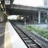 新大阪駅の旧17・18番線ホーム（左）と、ホーム増設用のスペース（右）。現在は増設用スペースに17・18番線ホームが設置されている。12月8日からは旧17・18番線ホームが新しい15・16番線ホームになる。
