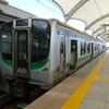 青い森703系はJR東日本のE721系をベースに開発された。写真は仙台空港駅に停車中のE721系。