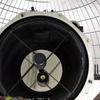 望遠鏡の開口部から主鏡をのぞく。