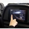 シート埋め込み型の薄型タッチパネル式液晶モニターを採用