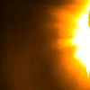 太陽観測衛星「ひので」が2013年11月29日3時45分頃に撮影した画像。右側に低層コロナが写っている。画像内の黒い点はCCDの感度むらによるもの。
