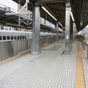 可動柵で線路とホームが仕切られている新横浜駅3番線（左）。4番線（右）も柵は設けられているが、乗降口の部分は可動柵がない。