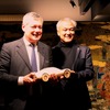 ピニンファリーナグループCEOのパオロ・ピニンファリーナ氏（左）とカルチュア・コンビニエンス・クラブ代表取締役社長兼CEO の増田宗昭氏