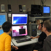 ラブジョイ彗星の観測に成功したチームの観測風景。一番左が観測責任者の幸田仁さん (ニューヨーク州立大学ストーニーブルック校)。データ処理担当の八木雅文さん (国立天文台) は三鷹からテレビ会議と計算機を通じて遠隔参加。