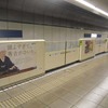福岡空港駅のホームドアも黒田官兵衛を紹介するステッカーで装飾された。