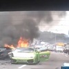 マレーシアの高速道路で事故を起こし、燃える3台のランボルギーニ