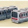 ゼンマイで走行する「ぴったんこ電車」の30000系と23系。マグネットでホワイトボードや冷蔵庫などに貼り付けることもできる。