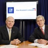GMのダン・アカーソン会長兼CEOとPSAのフィリップ・ヴァラン会長（2012年2月の資本提携発表時）