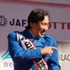 神奈川県警察高速道路交通警察隊の一日隊長に就任したルー大柴さん