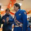 神奈川県警察高速道路交通警察隊の一日隊長に就任したルー大柴さん、眠気防止にガムを配って歩いた