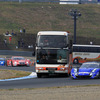 観客の乗る観光バスとGTマシンによる「サーキットサファリ」もSUPER GTの人気コンテンツ。写真：MOBILITY LAND