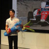 初優勝凱旋記者会見での佐藤琢磨。写真：Honda