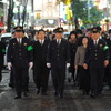 一斉警戒で巡視する警視庁・西村康彦警視総監（20日・新宿区歌舞伎町）