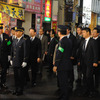 一斉警戒で巡視する警視庁・西村康彦警視総監（20日・新宿区歌舞伎町）