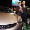 ヒュンダイモーターアメリカのジョン・クラフチック社長兼CEO（右）。2012北米COTYのヒュンダイ・エラントラ受賞式（デトロイトモーターショー12）