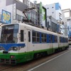 福井駅前停留場に停車中の福井鉄道880形。「合格祈願1日フリーきっぷ」は1月10日～3月31日の期間中、1日だけ自由に乗り降りできる。