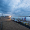 射点に移動するアンタレスロケット（出典：JAXA／NASA／Bill Ingalls）