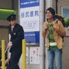 達也役の神田伸一郎さん（右）と駅員役の浜谷健司さん（左）。