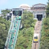 ケーブルカー（右）の運休中も並行するリフト（左）は運行される。