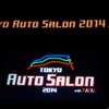 今年のオートサロンはイベントホールにのみステージを設定。痛車系やアキバ系イベントでもおなじみのアイドルグループ「ALLOVER」は広いステージを駆け巡った。